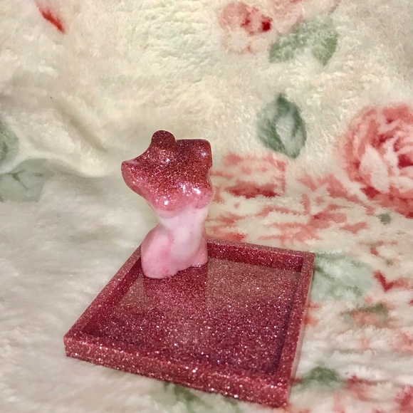 Handmade resin goddess jewelry tray in gemstone pink with sparkly glitter - Picture 3 of 3